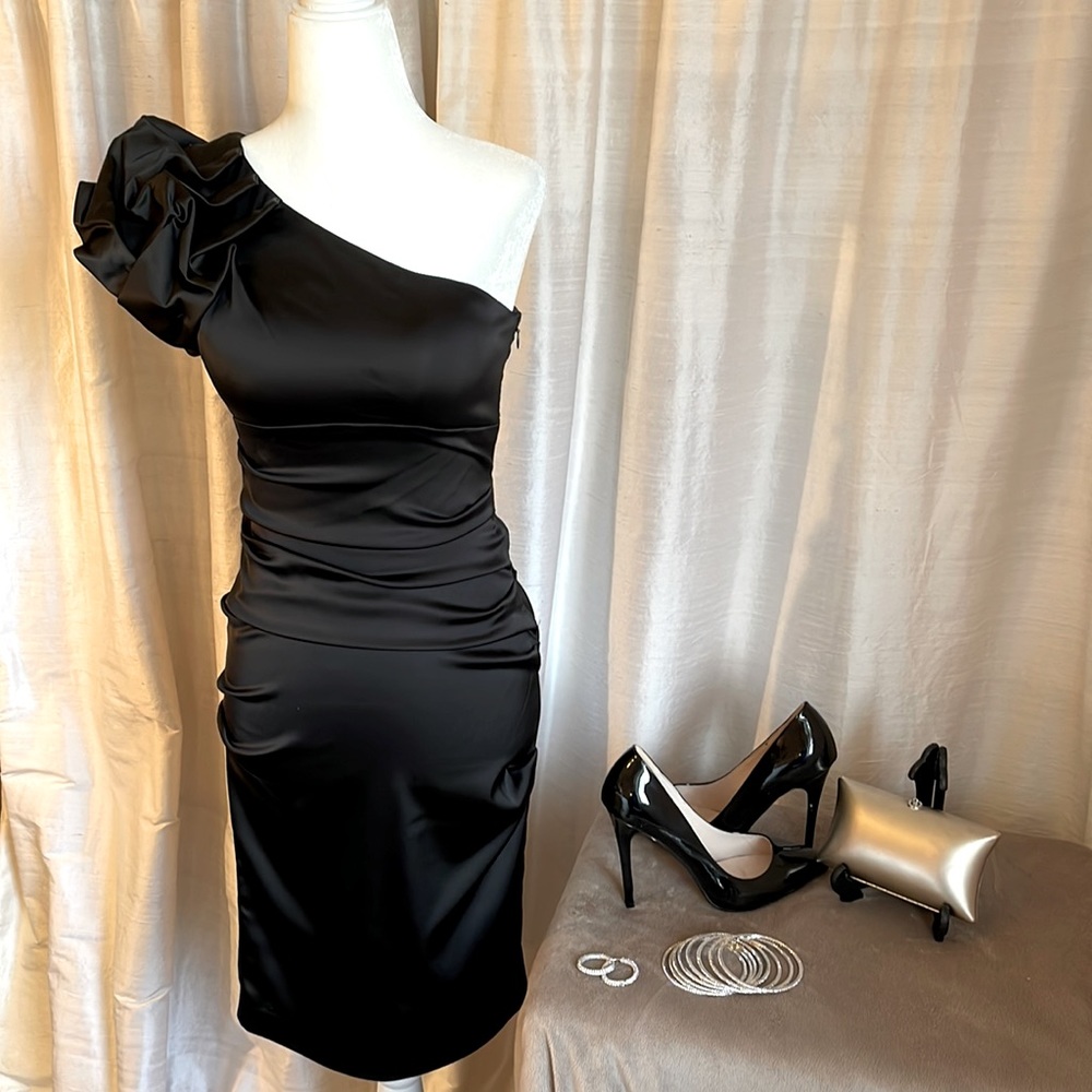 ✨NWT✨ Cach’e one shoulder, black cocktail dress